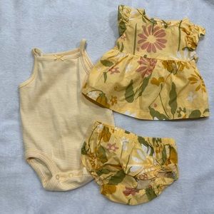 Brand new Carters 0-3M 3-piece dress set 🌼